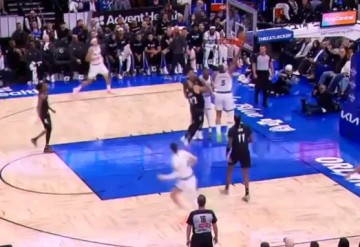 开云体育在线-班凯罗快攻反击强硬上篮打进，个人首节5投4中砍下9分