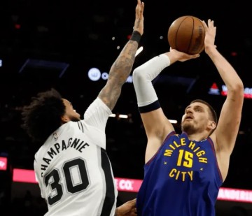 开云体育入口-约基奇出战18分钟，投篮12中7得到23分8篮板1助攻1盖帽